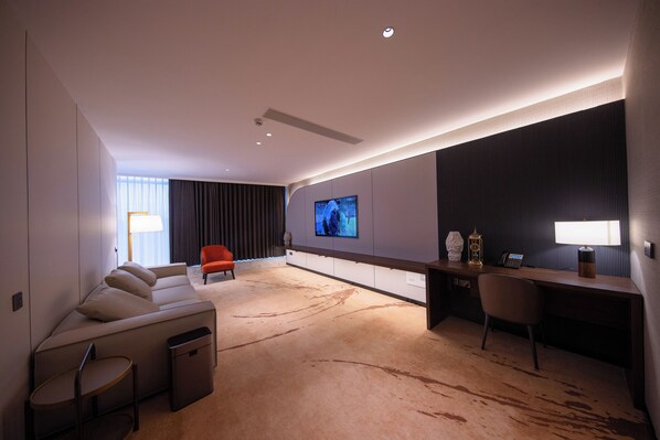 Premium Suite, 1 King Bed, City View | Living area - ESP Hotel (Accra)