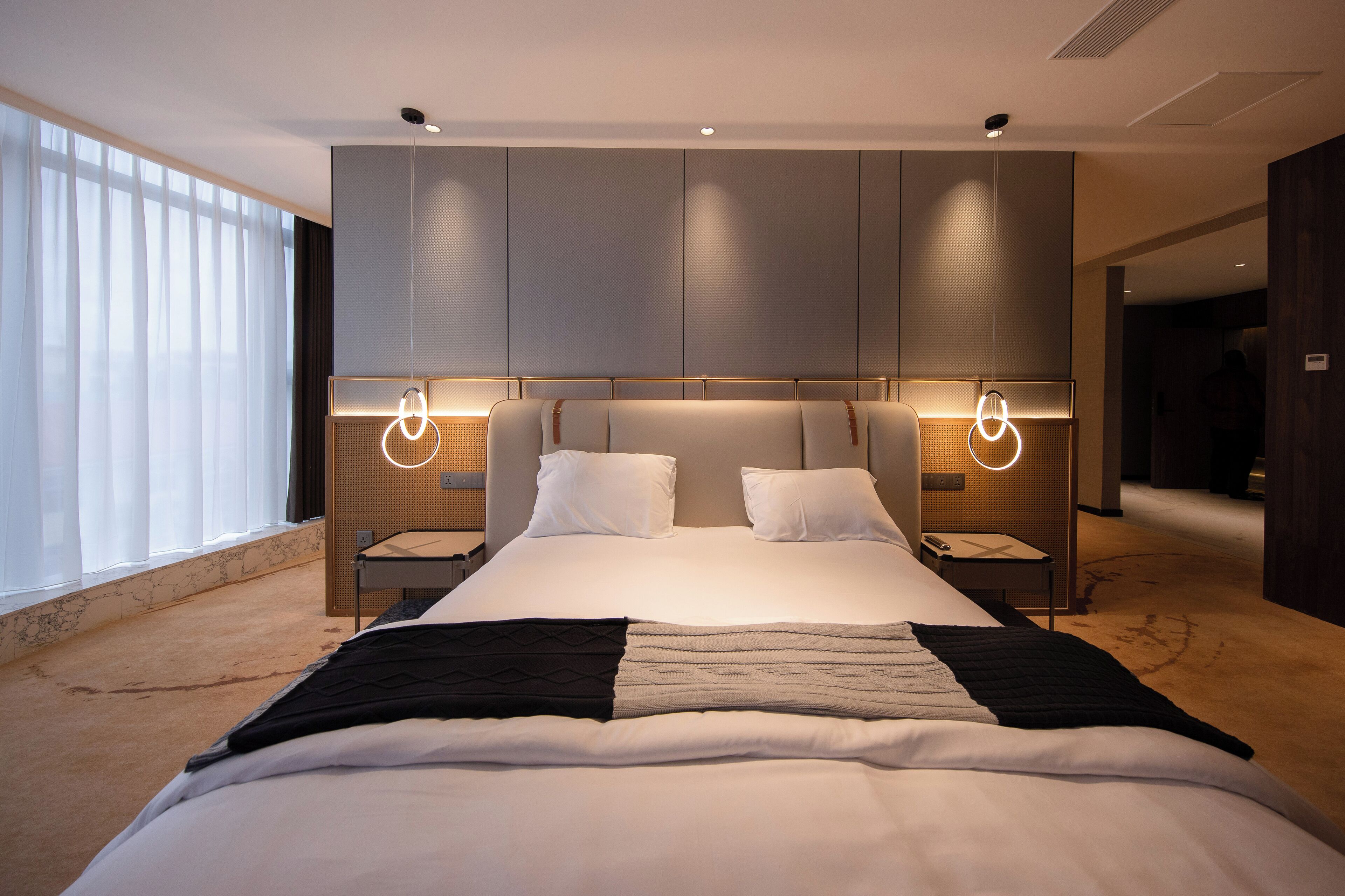 Suite – premium, 1 kingsize-seng, byutsikt | Safe på rommet, skrivebord, skrivebord for bærbar PC og lydisolert