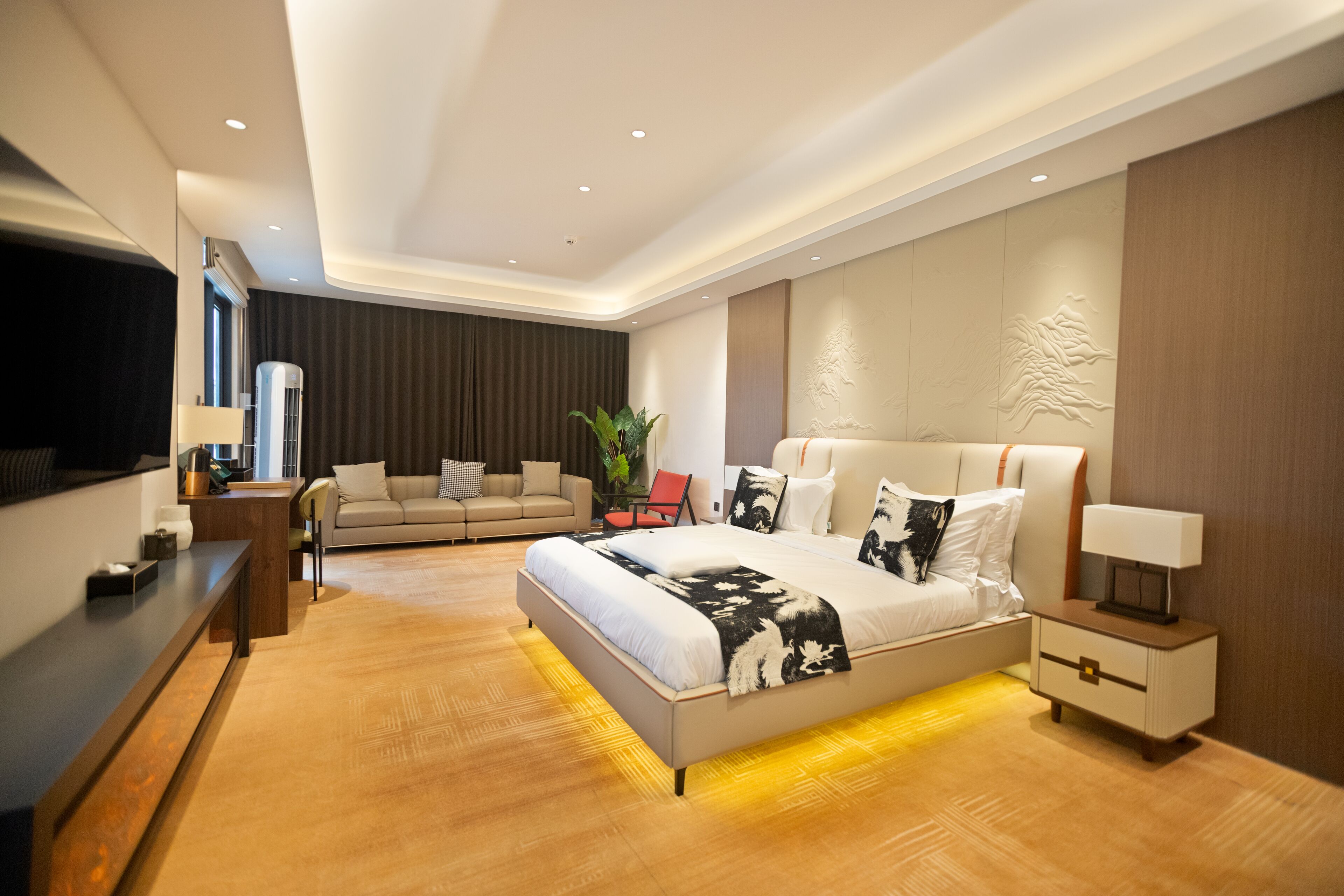 Suite – junior, balkong, bakgårdsutsikt | Safe på rommet, skrivebord, skrivebord for bærbar PC og lydisolert