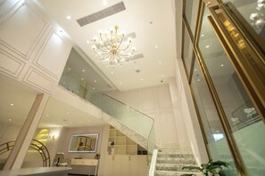 Pijat dengan batu panas, pijat jaringan dalam, dan pijat Swedia