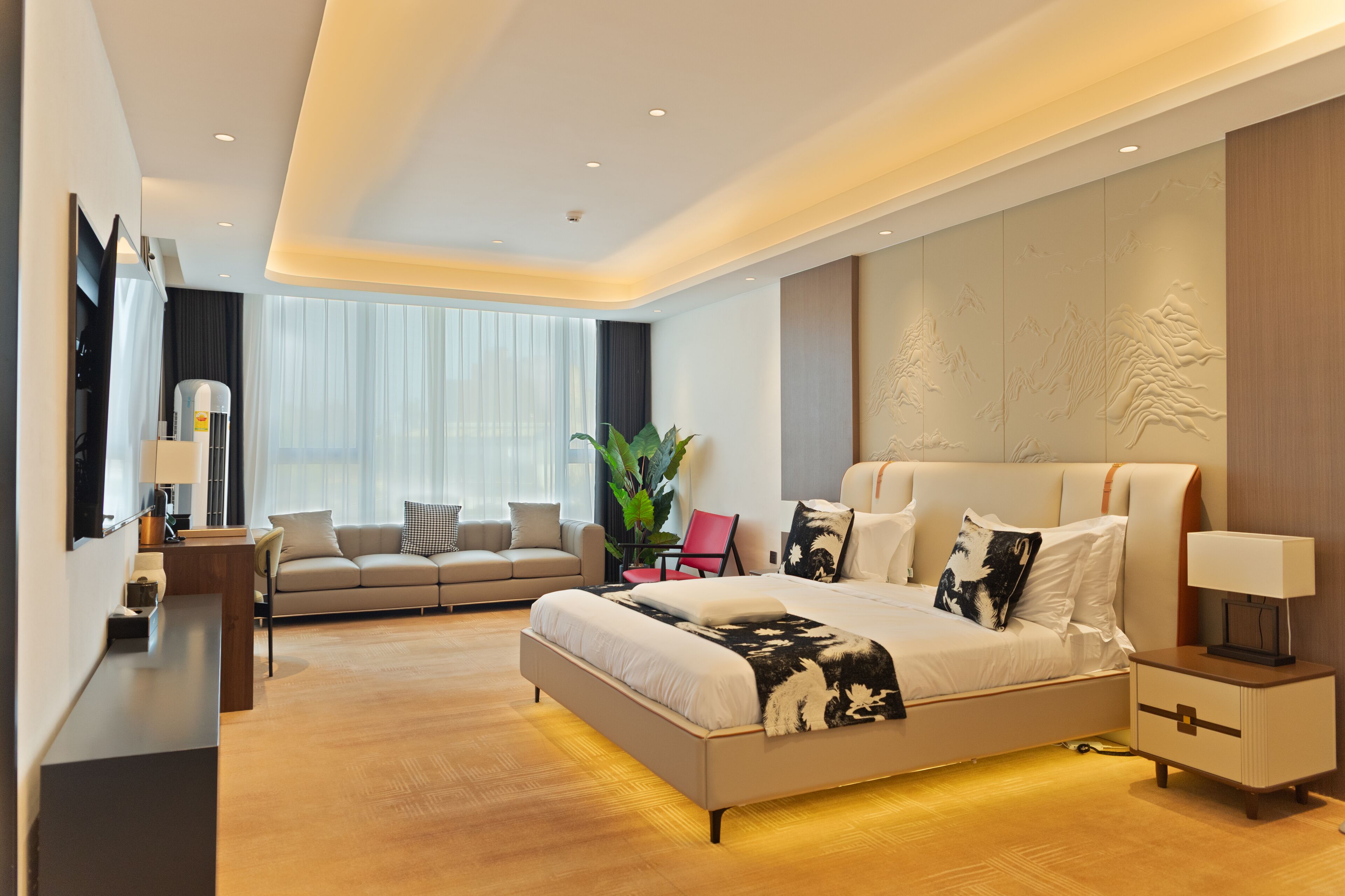 Junior-Suite, Balkon, Blick auf den Innenhof | Zimmersafe, Schreibtisch, laptopgeeigneter Arbeitsplatz