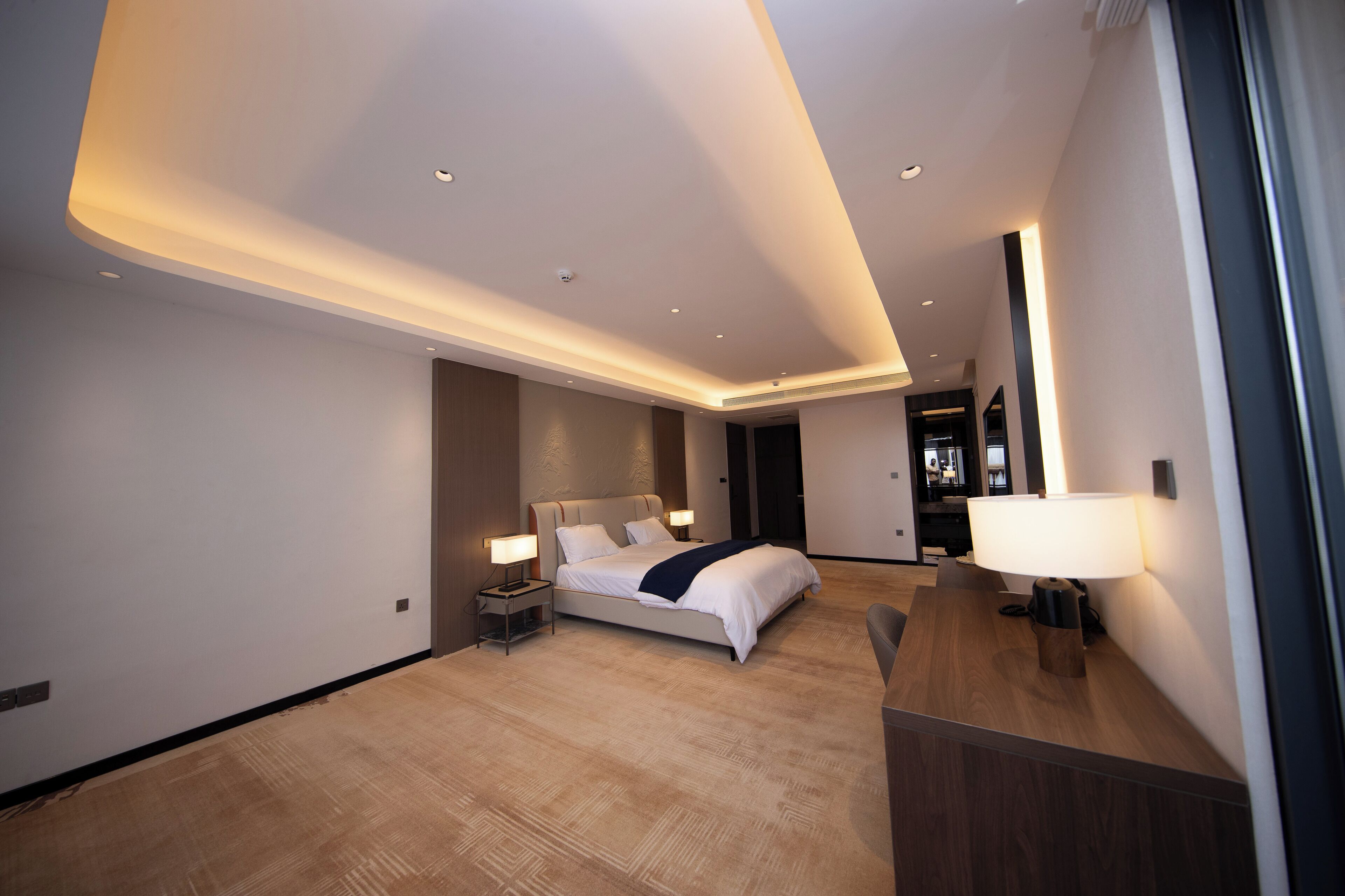 Suite – junior, balkong, bakgårdsutsikt | Safe på rommet, skrivebord, skrivebord for bærbar PC og lydisolert