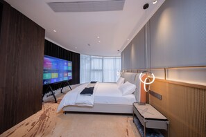 Suite – premium, 1 kingsize-seng, byutsikt | Safe på rommet, skrivebord, skrivebord for bærbar PC og lydisolert