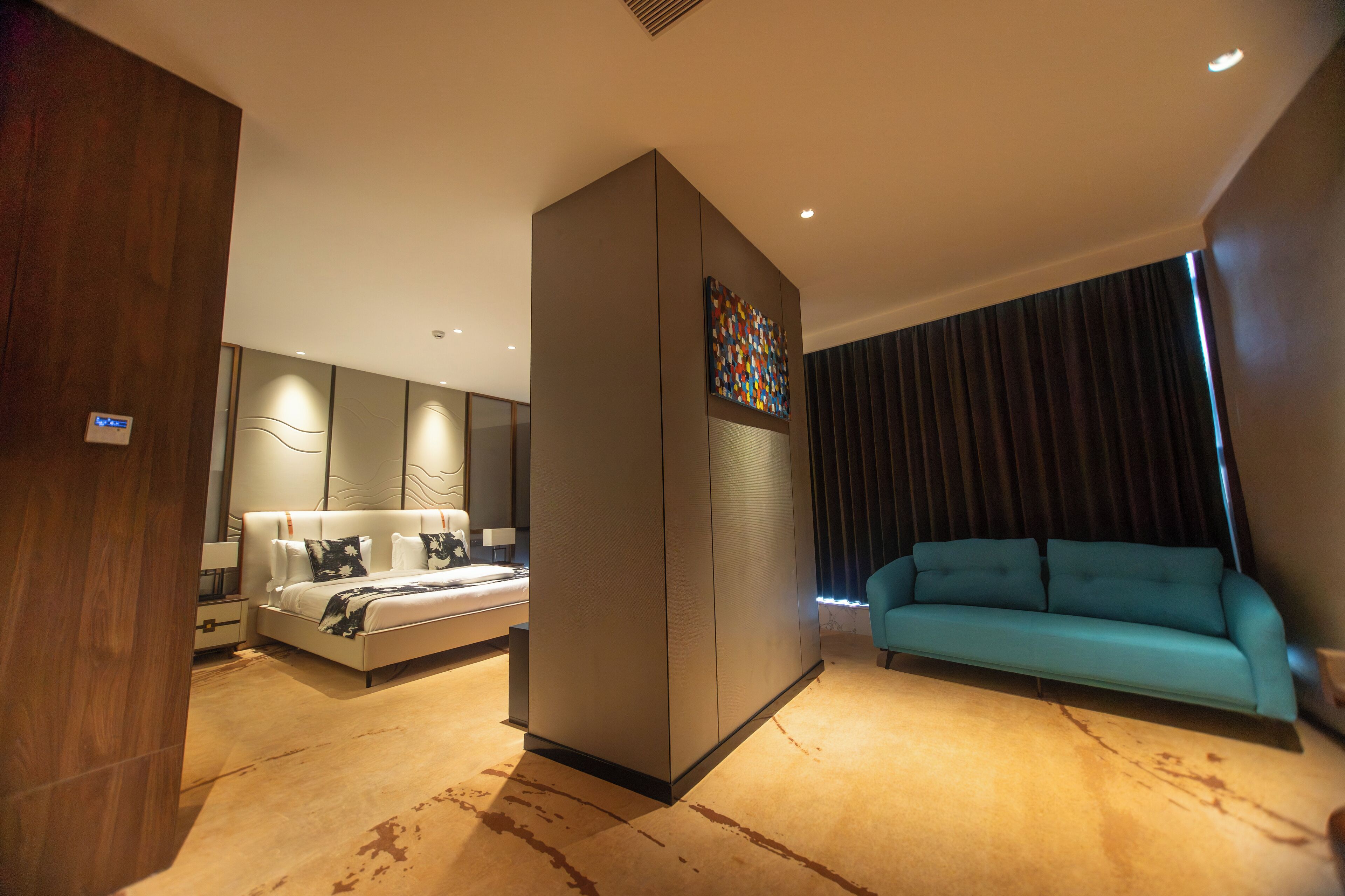 Suite – executive, balkong, byutsikt | Safe på rommet, skrivebord, skrivebord for bærbar PC og lydisolert