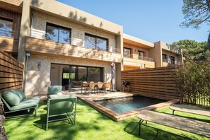 A modern two-story house with a swimming pool, outdoor seating, and a wooden deck. - Villa Benedettu (Lecci)