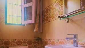Hair dryer, towels, soap, toilet paper - Peaceful, Charming- bedroom bed & breakfast in lovely Dhulikhel #1 (Dhulikhel)