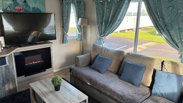 Mobile Home, 3 Bedrooms, Accessible, Smoking | Living room | Books