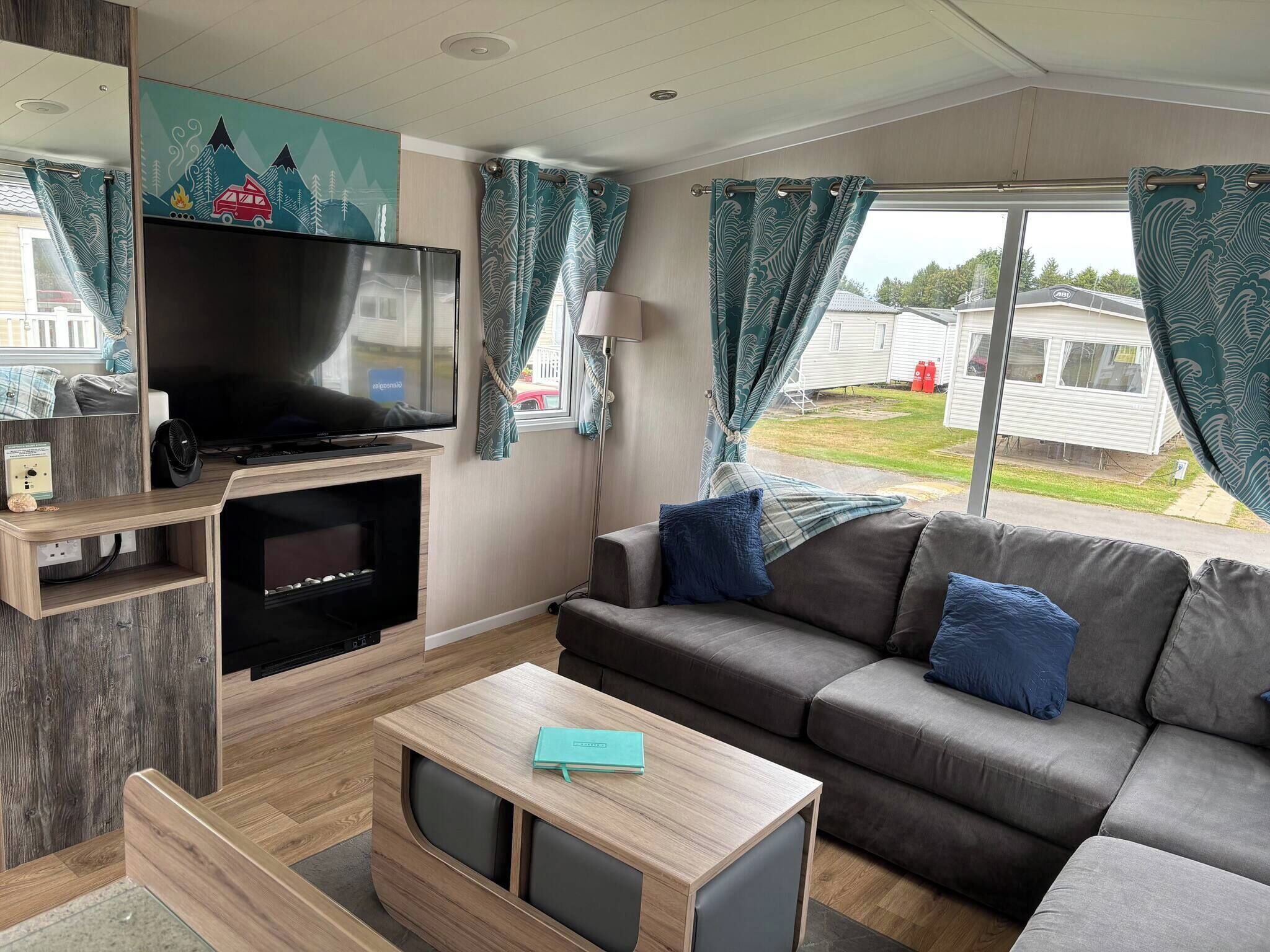 Mobile Home, 3 Bedrooms, Accessible, Smoking | Living room | Books