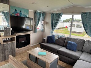 Asuntovaunu, 3 makuuhuonetta, esteetön, tupakointi sallittu | Olohuone | Kirjoja