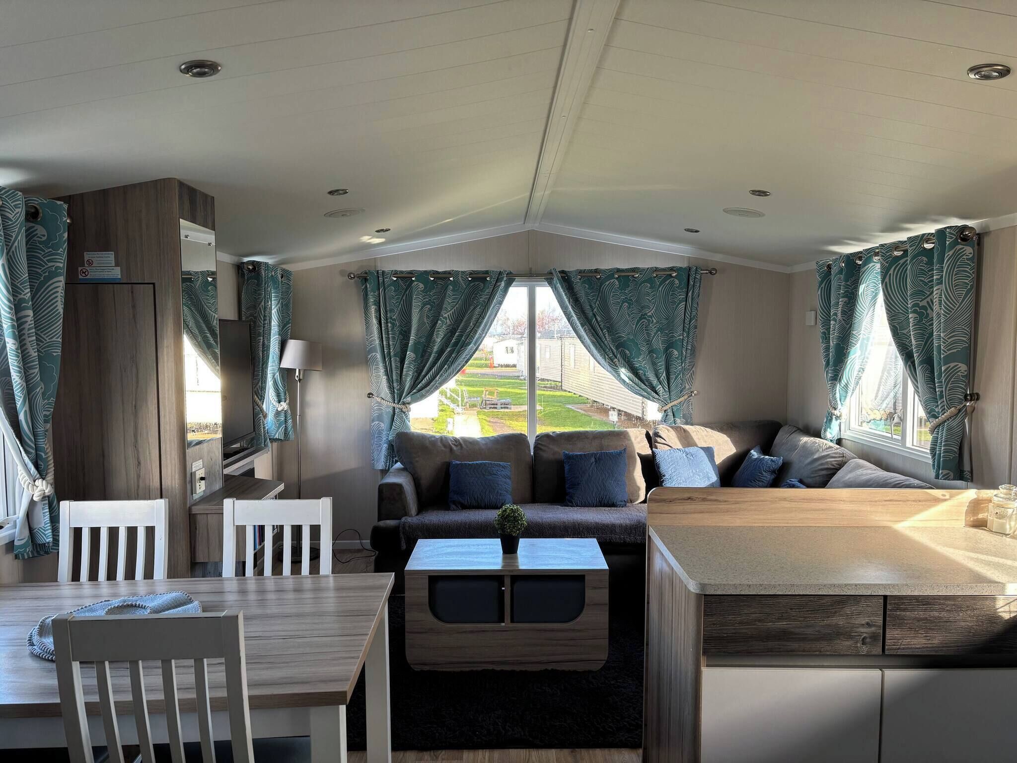 Mobile Home, 3 Bedrooms, Accessible, Smoking | Dining room