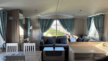 Mobile Unterkunft, 3 Schlafzimmer, barrierefrei, Raucher | Esszimmer