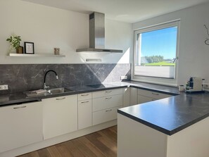 Jääkaappi, uuni, liesi, astianpesukone