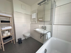 Shower, hair dryer, towels, soap - Premium apartment WIESENZEIT, 2 entrances, 2 terraces & plenty of space to breathe deeply (Seekirchen am Wallersee)