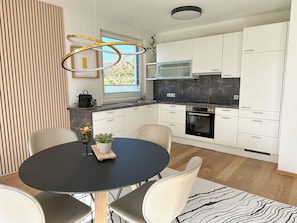 Jääkaappi, uuni, liesi, astianpesukone