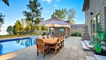 Utomhuspool och uppvärmd pool