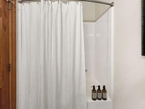 Shower, hair dryer, towels, soap - Heated Seasonal Pool + Hot Tub Grand Lake Getaway With Boat Dock Near Bike Path (Celina)