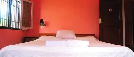 Iron/ironing board, WiFi, bed sheets
