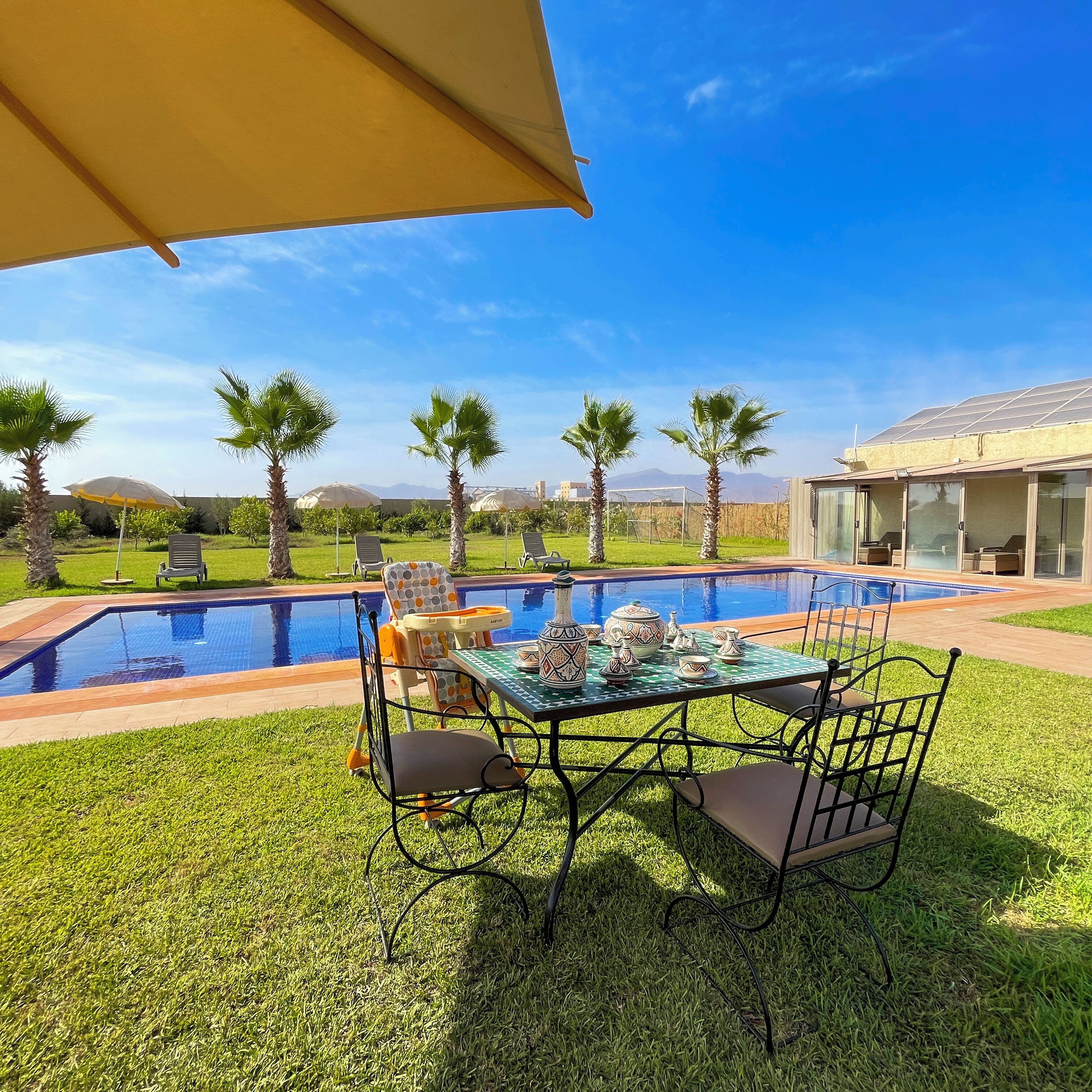 Kolam renang terbuka, payung kolam, kerusi lepak pantai 