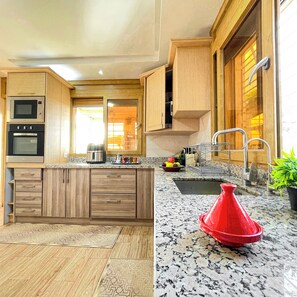 Villa Deluxe - utsikt mot trädgården | Eget kök | Stort kylskåp, mikrovågsugn, ugn och spishäll