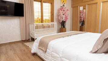 Villa Deluxe - utsikt mot trÀdgÄrden | MörklÀggningsgardiner, ljudisolering och strykjÀrn/strykbrÀda