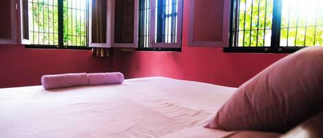 Tabla de planchar con plancha, wifi y ropa de cama