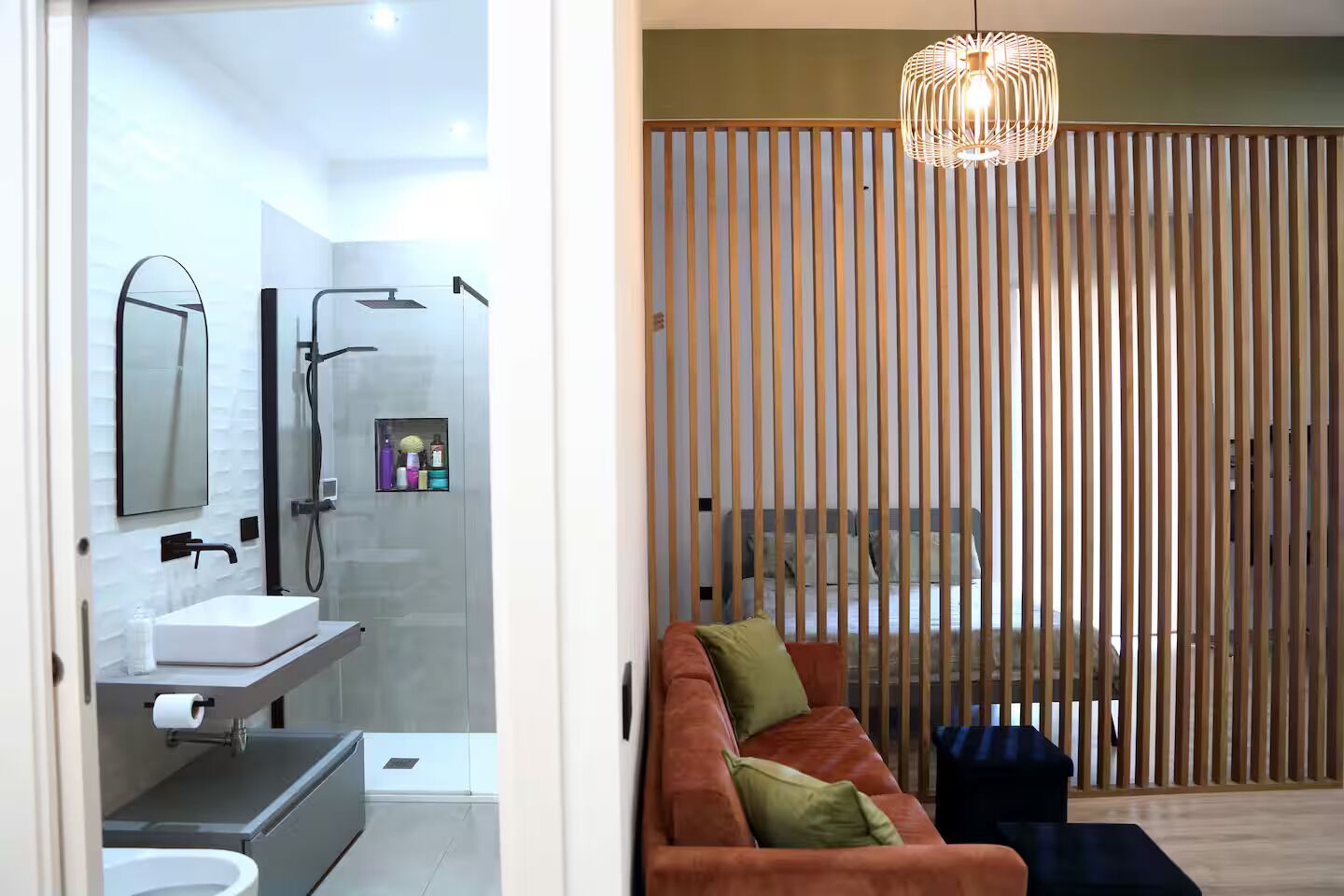 Een douche, een haardroger, handdoeken, zeep