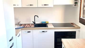 Een koelkast, een magnetron, een oven, een kookplaat