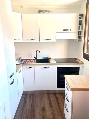 ثلاجة، ميكروويف، فرن، موقد طهي مسطح