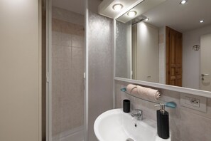 Shower, hair dryer, towels - Holiday Home 'Oasis in the City Center Free Chamonix' with Mountain View (Chamonix Mont Blanc)