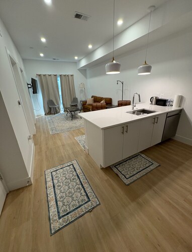 Relaxing 1-bedroom condo with AC in Washington close to metro and hospitals. 