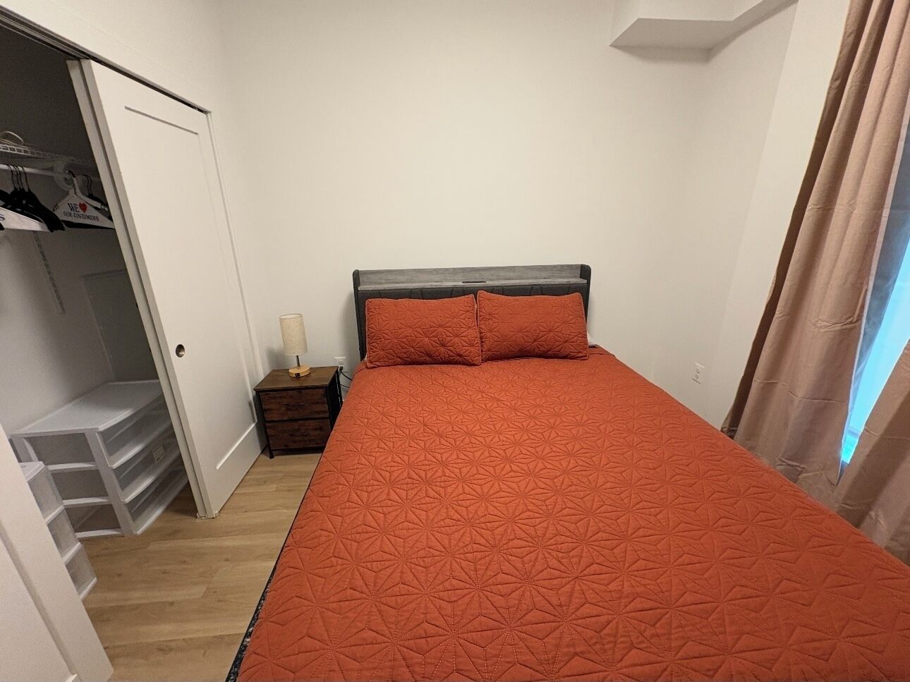 1 多间卧室、熨斗/熨衣板、WiFi、床单