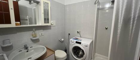 Dutxa, assecador de cabells, bidet i tovalloles