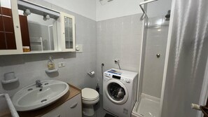 Shower, hair dryer, bidet, towels - Bilo Terrace View steps away from metro Sesto Marelli_Free Wi-Fi (Sesto San Giovanni)