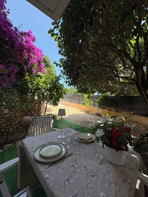 Outdoor dining - COSY apartment close to the sea (Fréjus)