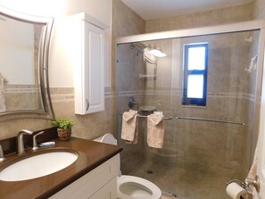 Bathroom - Island Winds 624 Gulf front (Fort Myers Beach)