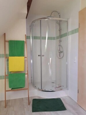Shower, hair dryer, towels - Apartment '2' with Balcony and Wi-Fi (Herbolzheim)