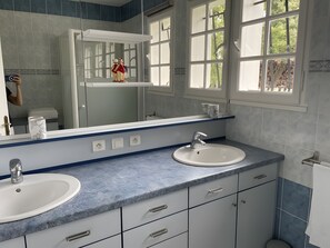 Bathroom - Holiday Home 'Gite Des 3 Étangs' with Private Terrace, Garden and Wi-Fi (Echourgnac)