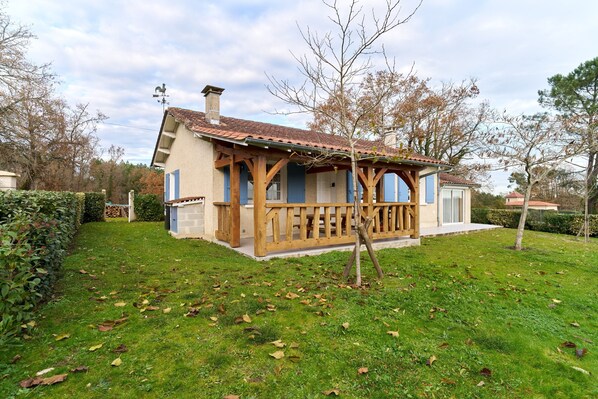 Exterior - Holiday Home 'Gite Des 3 Étangs' with Private Terrace, Garden and Wi-Fi (Echourgnac)