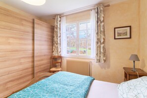 Iron/ironing board, WiFi, bed sheets - Holiday Home 'Gite Des 3 Étangs' with Private Terrace, Garden and Wi-Fi (Echourgnac)