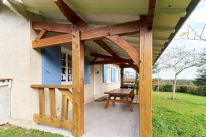 Outdoor dining - Holiday Home 'Gite Des 3 Étangs' with Private Terrace, Garden and Wi-Fi (Echourgnac)