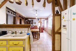 Interior - Holiday Home 'Gite Des 3 Étangs' with Private Terrace, Garden and Wi-Fi (Echourgnac)