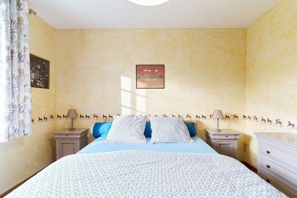 Iron/ironing board, WiFi, bed sheets - Holiday Home 'Gite Des 3 Étangs' with Private Terrace, Garden and Wi-Fi (Echourgnac)