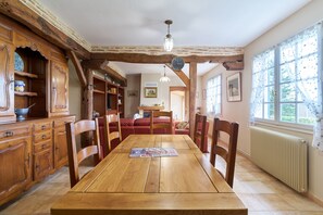 Dining - Holiday Home 'Gite Des 3 Étangs' with Private Terrace, Garden and Wi-Fi (Echourgnac)