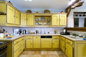 Fridge, microwave, oven, stovetop - Holiday Home 'Gite Des 3 Étangs' with Private Terrace, Garden and Wi-Fi (Echourgnac)