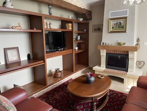 Living area - Holiday Home 'Gite Des 3 Étangs' with Private Terrace, Garden and Wi-Fi (Echourgnac)