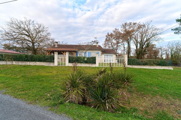 Property grounds - Holiday Home 'Gite Des 3 Étangs' with Private Terrace, Garden and Wi-Fi (Echourgnac)