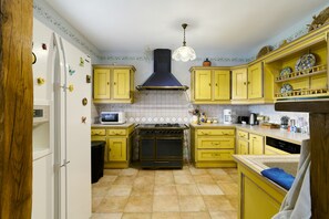 Køleskab, mikrobølgeovn, ovn, kogeplade