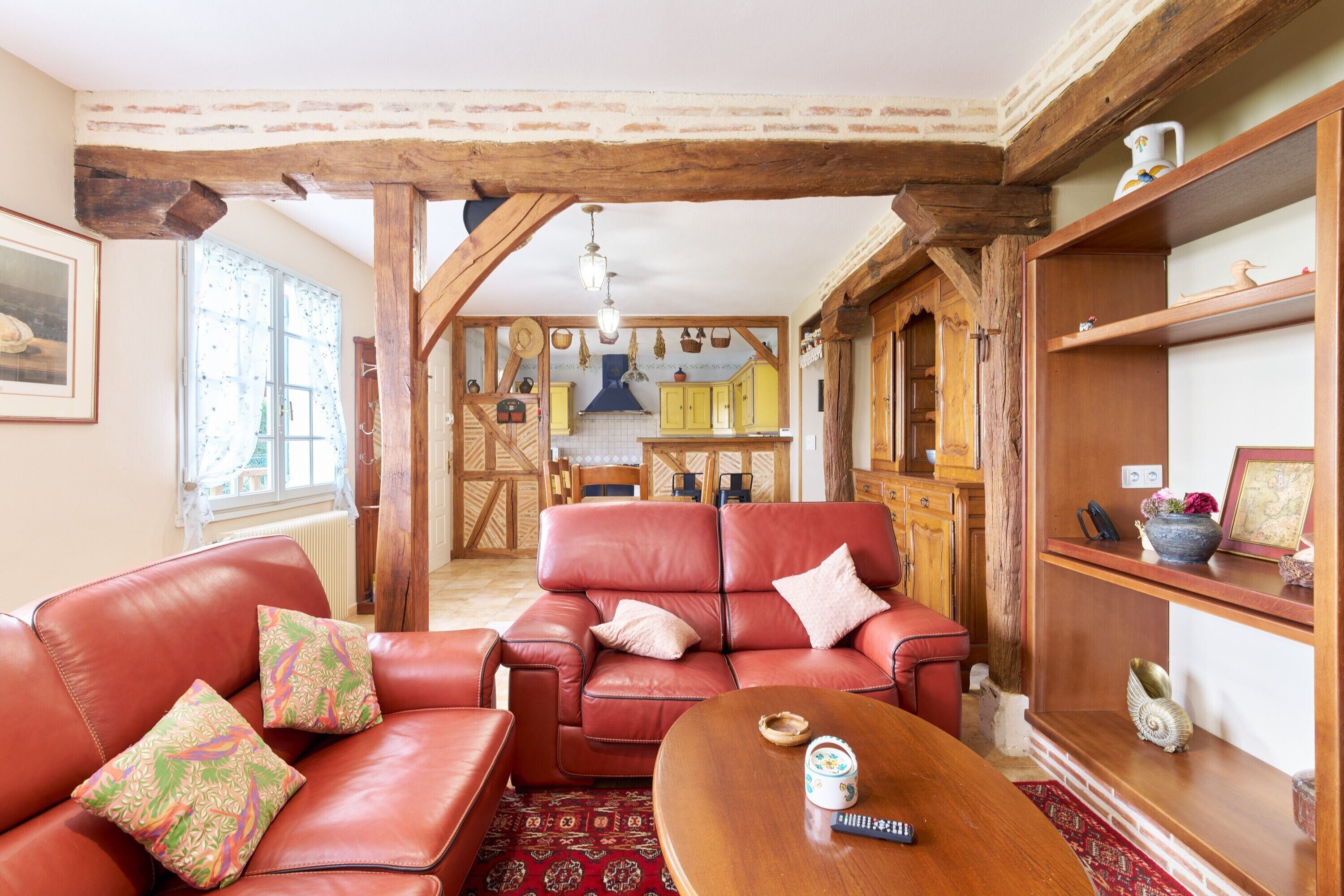 Een televisie en een open haard