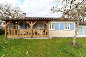 Outdoor dining - Holiday Home 'Gite Des 3 Étangs' with Private Terrace, Garden and Wi-Fi (Echourgnac)