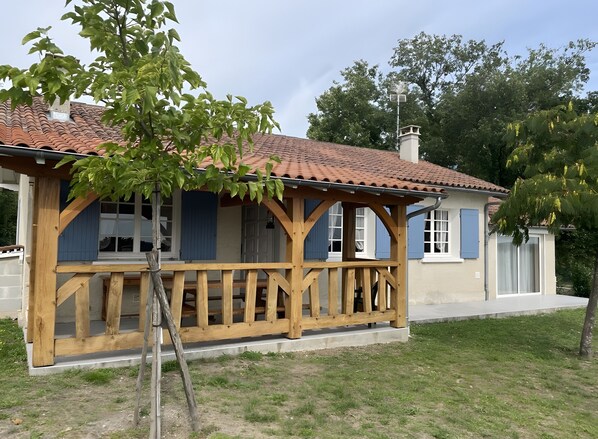 Exterior - Holiday Home 'Gite Des 3 Étangs' with Private Terrace, Garden and Wi-Fi (Echourgnac)